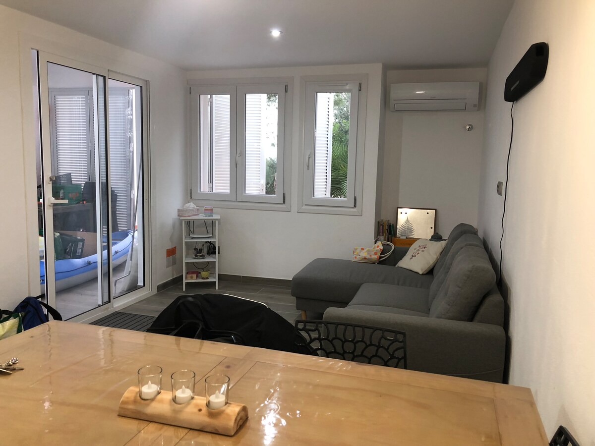 Top Airbnb: 4-person waterfront house, right by the water en L'ametlla De Mar