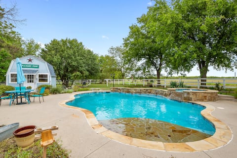 Cozy tiny home with loft, pool & hot tub