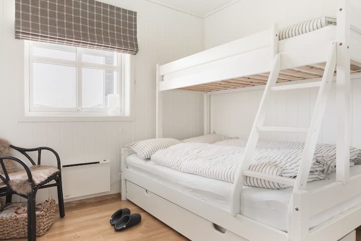 2 dormitorios con cama familiar, además de cajón extensible con colchón