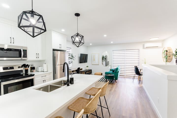 *Trendy Home | Free Parking | 7 min to Downtown*