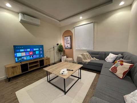 Floor Apartment with private garage entrance 8