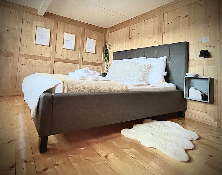 Schlafzimmer der 3.Suite RÖÖSLI im Erdgeschoss