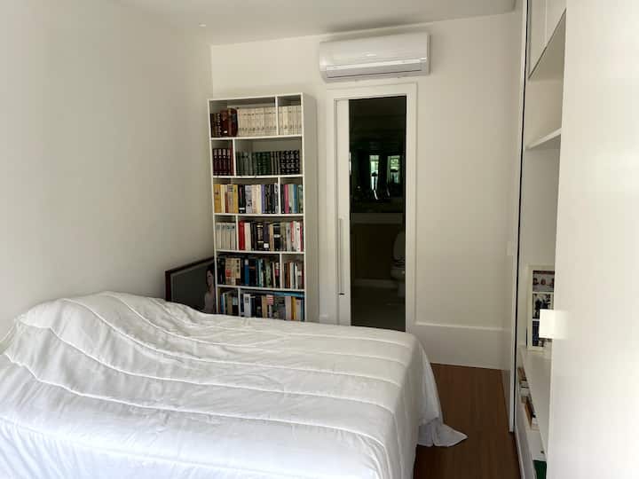 segundo dormitorio con cama doble