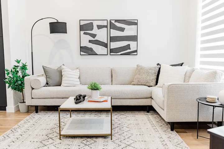 *1min Riverview Health 7min Downtown Free Parking