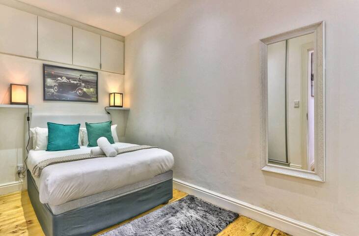 Chic City Townhouse Panoramic Views & Hot Tub gallery image 5