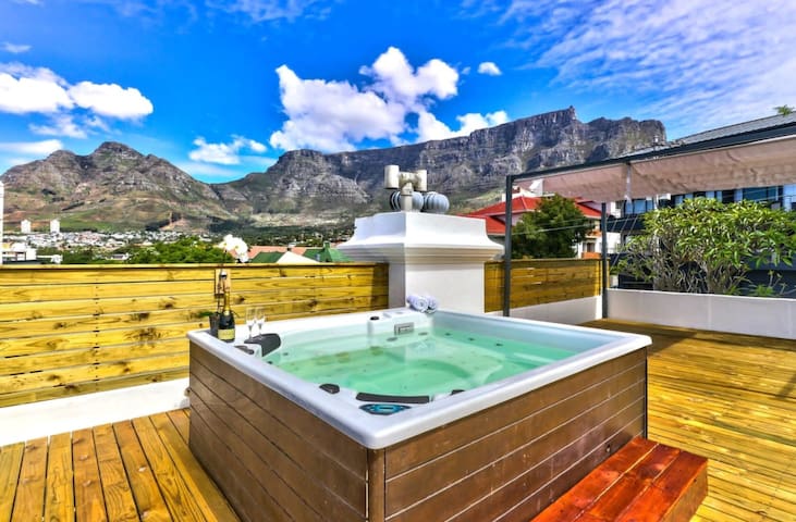 Chic City Townhouse Panoramic Views & Hot Tub