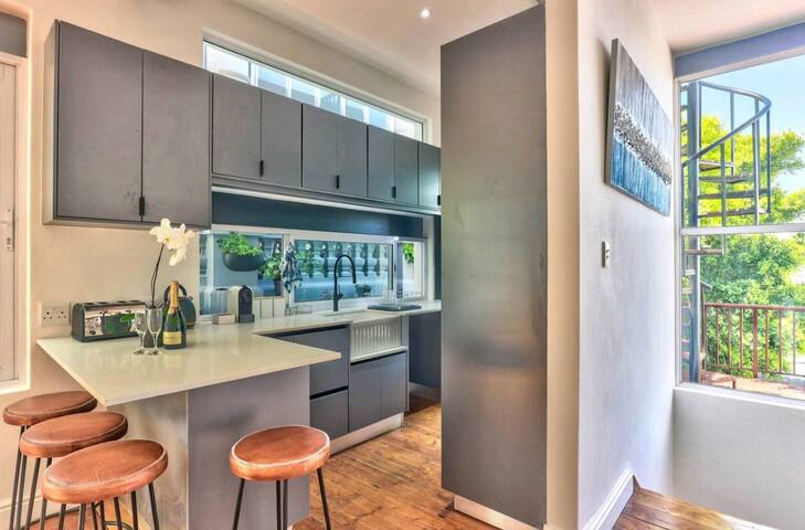 Chic City Townhouse Panoramic Views & Hot Tub gallery image 3