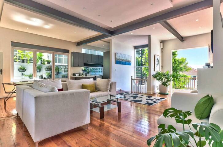 Chic City Townhouse Panoramic Views & Hot Tub gallery image 2