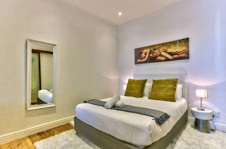 Chic City Townhouse Panoramic Views & Hot Tub gallery image 4