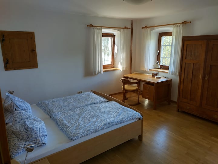 Chambre au premier étage, avec vue sur le lac autour du concert de grenouilles, accessible