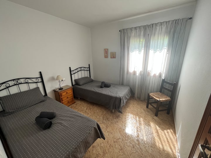 Спалня № 3 на 1-ви етаж: 2 единични легла 90*200, оборудвани с гардероб. Реверсивен климатик.
Тази стая е разположена откъм улицата без шумово замърсяване, защото е много тихо