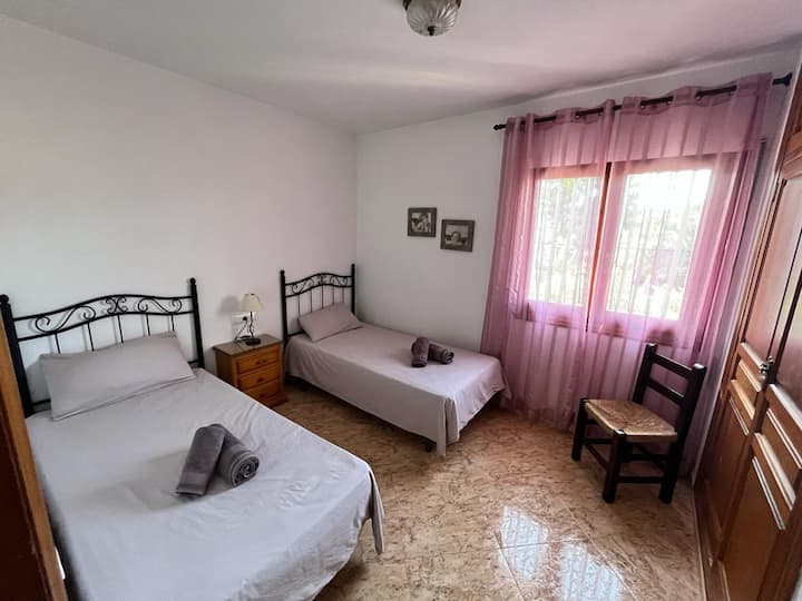 Спалня № 2 на 1-ви етаж: 2 единични легла 90*200, оборудвани с гардероб. Реверсивен климатик.
Разположено откъм градината, предлагащо абсолютно спокойствие!