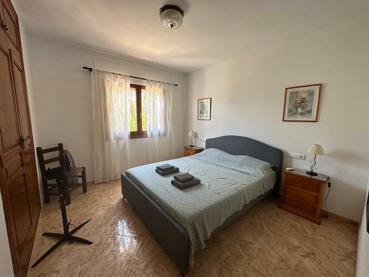 Спалня № 1, разположена на приземния етаж, с голямо двойно легло 160*200 с нов матрак и покривало за матрак, оборудвана с гардероб, вентилатор, реверсивен климатик.
Тази стая се намира откъм градината, което гарантира абсолютно спокойствие.