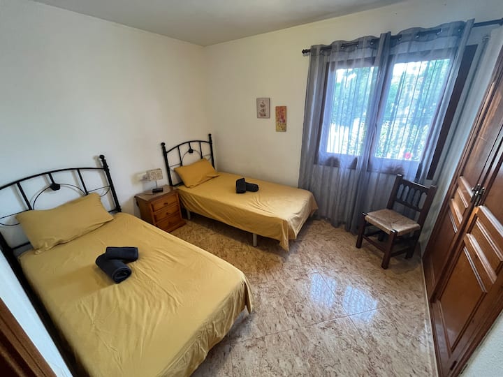 Спалня №3, разположена на приземния етаж: 2 единични легла 90*200, оборудвани с гардероб. Реверсивен климатик.
Тази спалня гледа към градината от страната на много тихата улица.