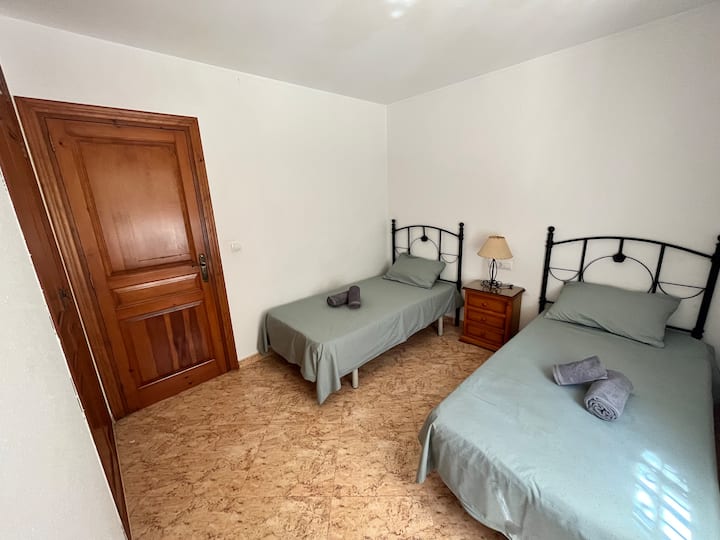 Спалня № 2, разположена на приземния етаж: 2 единични легла 90*200, оборудвани с гардероб. Реверсивен климатик.
Намира се откъм градината, гарантирано е абсолютно спокойствие.