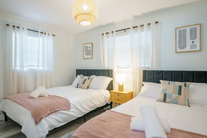 Modern 4 Bedroom Villa with Pool gallery image 5