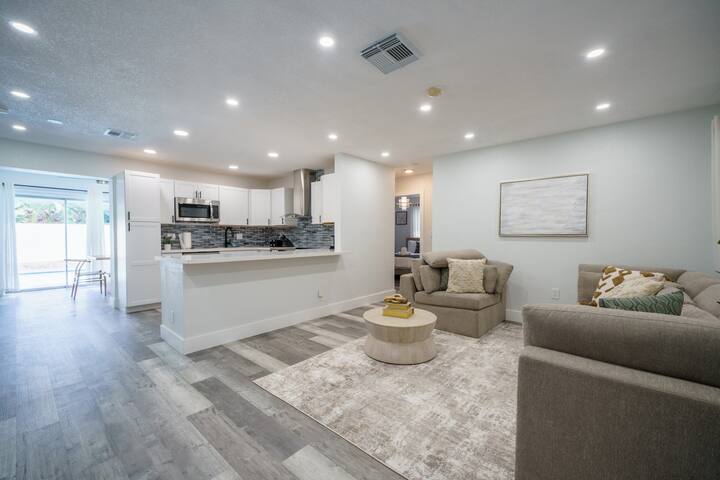 Modern 4 Bedroom Villa with Pool gallery image 3