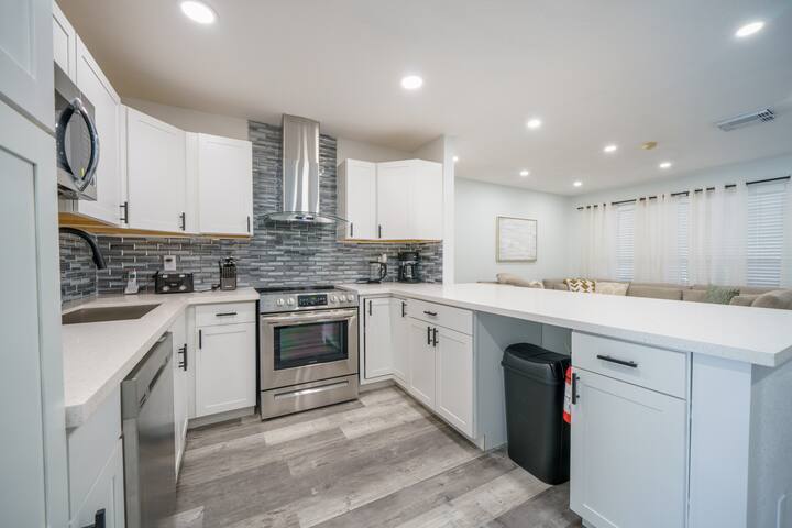 Modern 4 Bedroom Villa with Pool gallery image 2