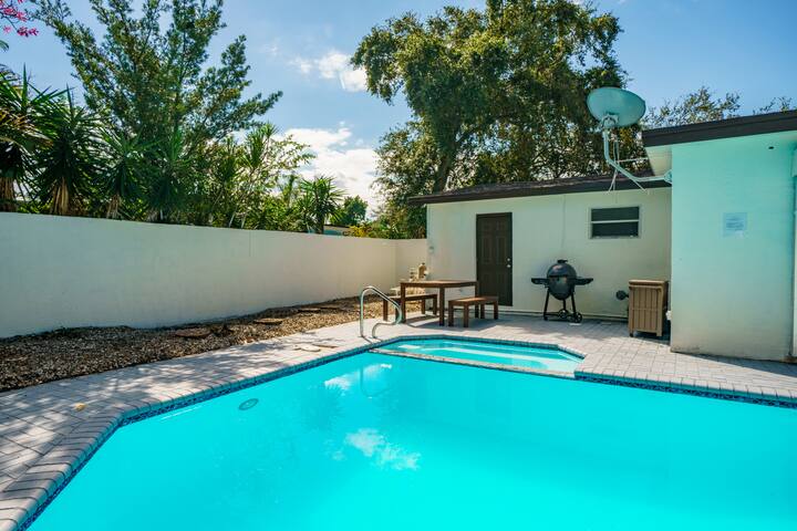 Modern 4 Bedroom Villa with Pool