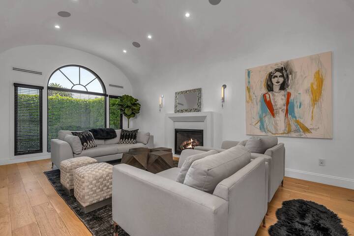 Luxury Home, Heated Pool, BBQ, Patio & Workspace gallery image 3