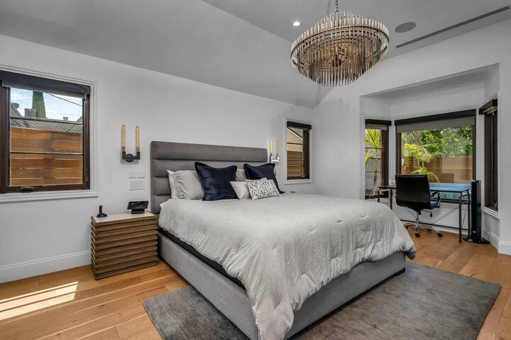 Luxury Home, Heated Pool, BBQ, Patio & Workspace gallery image 4