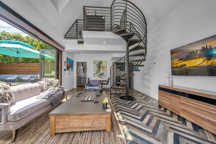 Luxury Home, Heated Pool, BBQ, Patio & Workspace gallery image 5