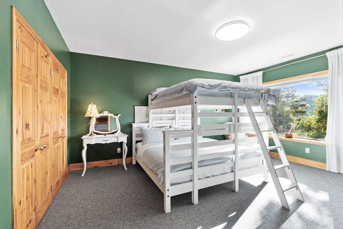 Un dormitorio espacioso en la planta baja con una litera para adultos de alta resistencia. La cama inferior es una cama tamaño king y la parte superior es de reina. ¡La gran ventana da directamente al lago!