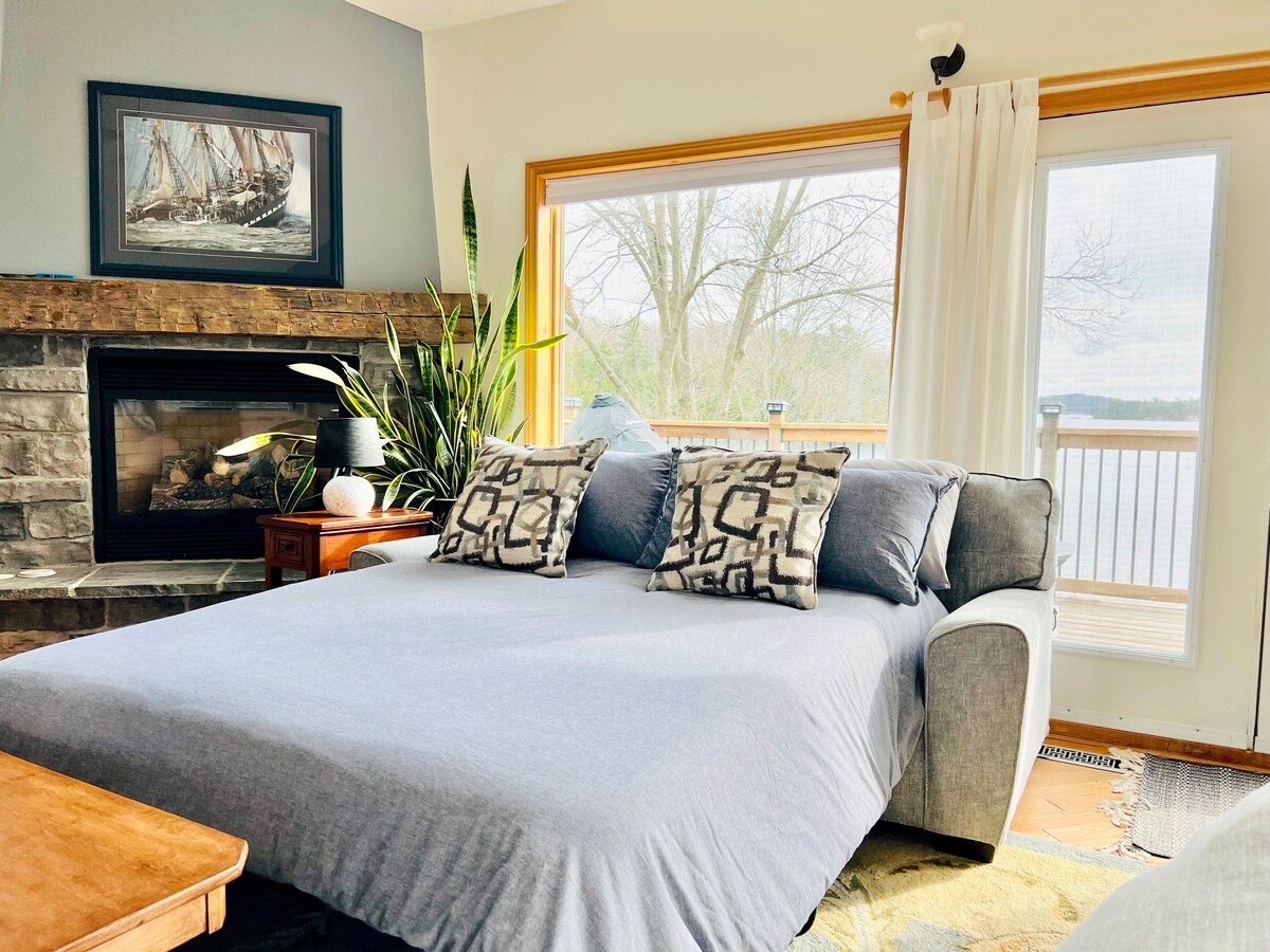 Un sofá cama tamaño queen en el nivel superior con una chimenea de gas justo a tu lado.