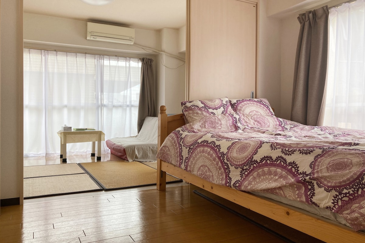 Një dhomë e ndritshme me dritare të mëdha.