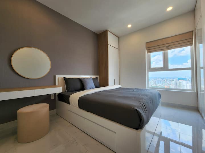 זורח בכל הפינות בחדר השינה השלישי. 