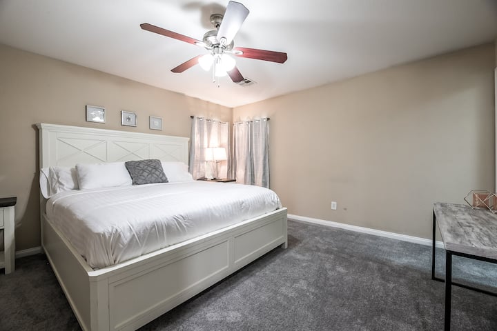 غرفة نوم رئيسية مع مساحة عمل 