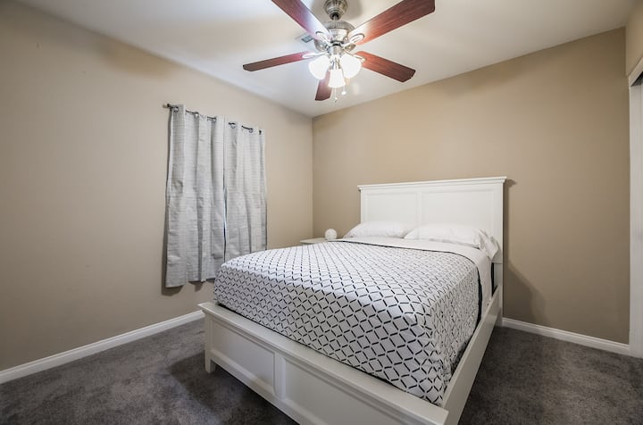 غرفة نوم ثانية بسرير كامل 