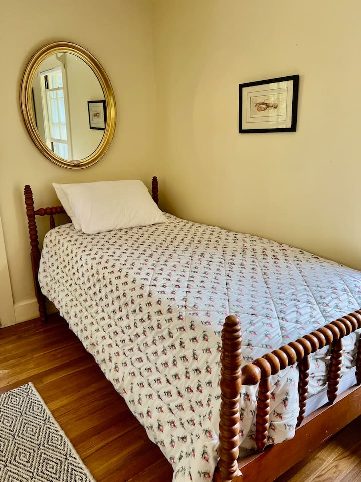 سرير مفرد في غرفة النوم الخلفية الكبيرة التي تحتوي أيضًا على سرير كبير (غير مصور). متصل بحمام مشترك. 