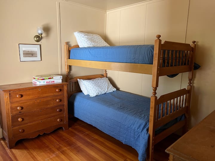 أسرّة بطابقين للأطفال لتتخبط بعد يوم كامل على الشاطئ. 