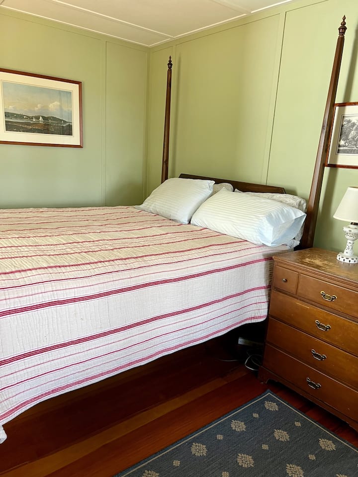 غرفة نوم متصلة بحمام كامل مشترك. 