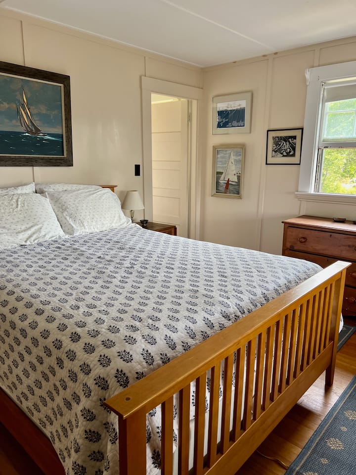 غرفة نوم بحمام كامل. 