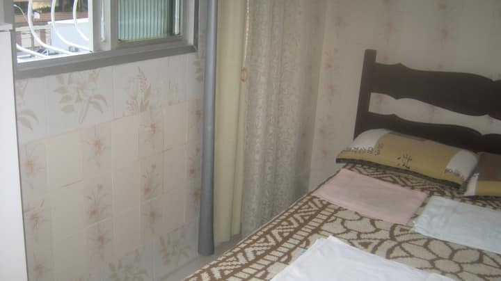 DVOJLÔŽKOVÁ SPÁLŇA S APARTMÁNOM Č. 02
Side Street View.
1 manželská posteľ, 3 plachty, 2 vankúše, 2 obliečky na vankúše, 1 záves, 1 zatemňovacia závesa, 1 viacúčelový šatník, 1 stropný ventilátor, 
1 kúpeľňa, 1 WC, 1 hygienická sprcha, 1 sprcha. 