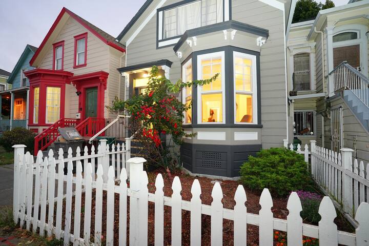 Luxury Victorian: Near 12th St Train & Downtown