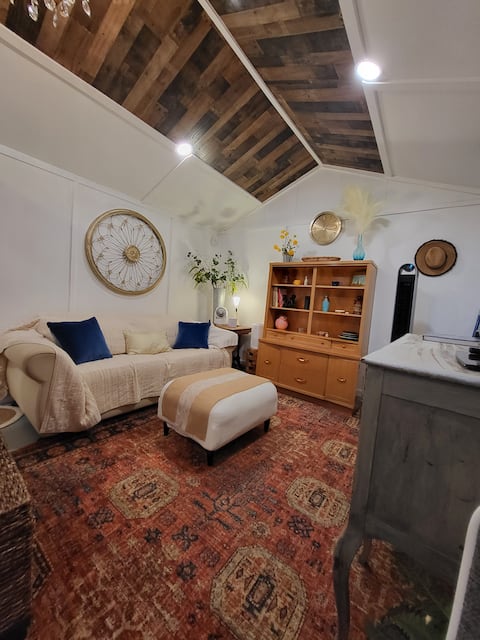 Top performing Airbnb: Cozy Bungalow w/mtn. views & near Main St. in Phoenix