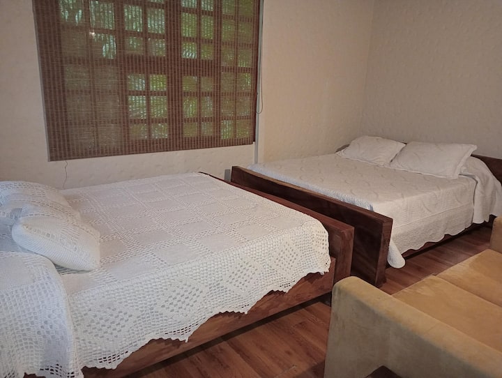 Chumba kwenye Ghorofa ya Pili chenye vitanda 2 vya watu wawili na bafu vimekamilika.
Nafasi ya hadi Watu 4.