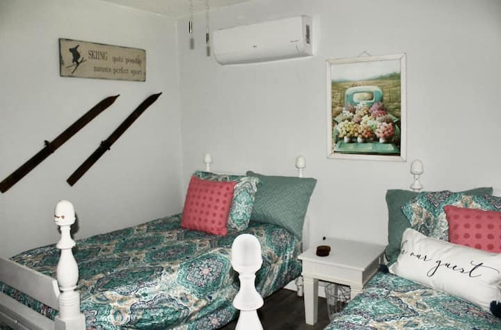 Descubre el dormitorio 2, con camas individuales y cómoda y armario para guardar. Mini split controlado individualmente para mayor comodidad personal en la habitación al alcance de tu mano.