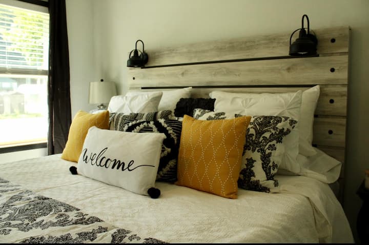 Bienvenido a Greenbrier Getaway, una escapada inolvidable en una relajante casa de campo apta para perros cerca de innumerables aventuras al aire libre y a poca distancia a pie de tiendas y restaurantes.