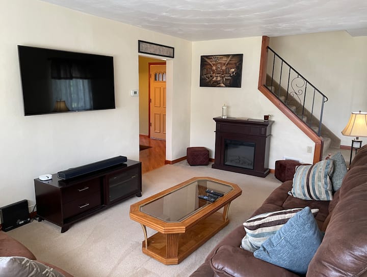 Quiet 3 Br Suburban Home Close To Pittsburgh - Plum, PA