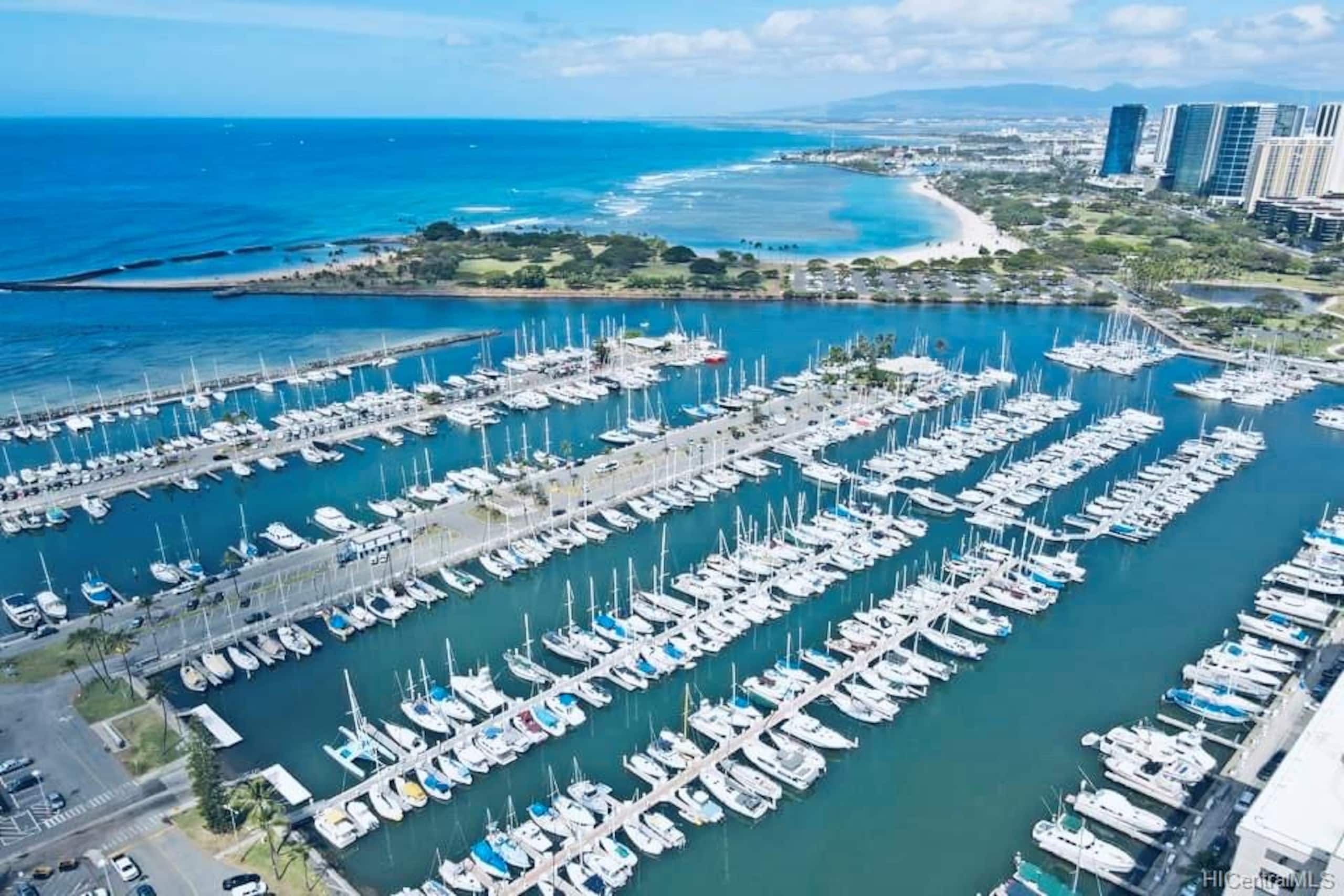 Condo in Honolulu · ★4.83 · 1 bedroom · 3 beds · 1 bath - Image 12