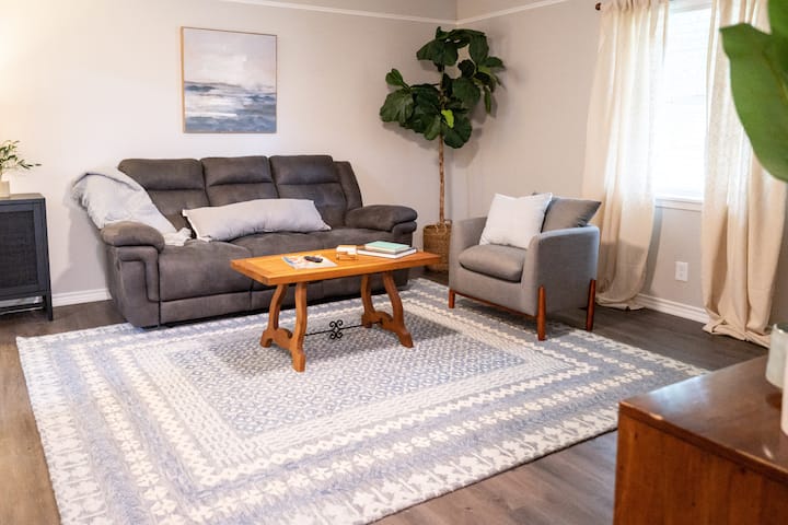Colorful & Cozy W/ Fast Wifi & 2 King Beds - Longview, TX