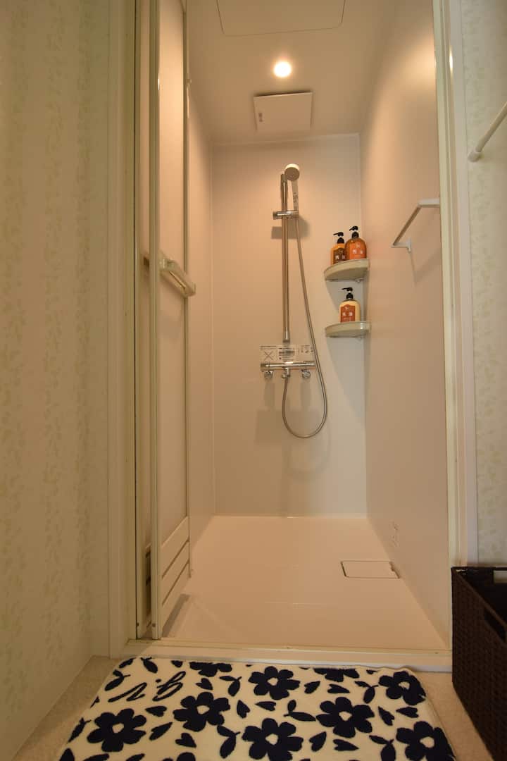 シャワー室、バスタブはありません。