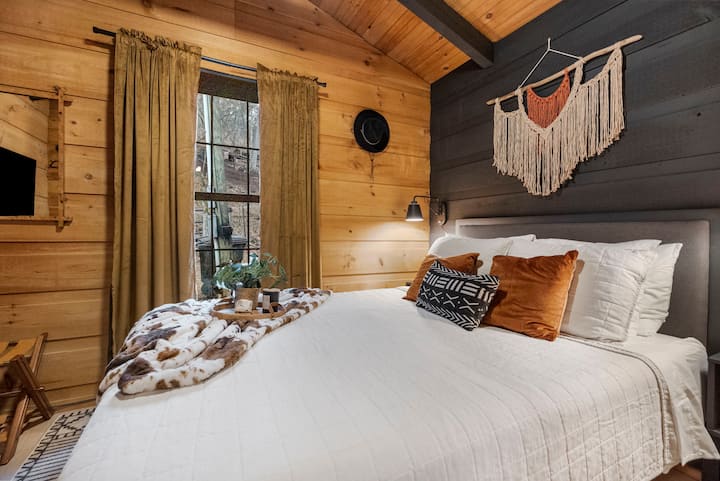 One of the two bedrooms with a queen size bed.