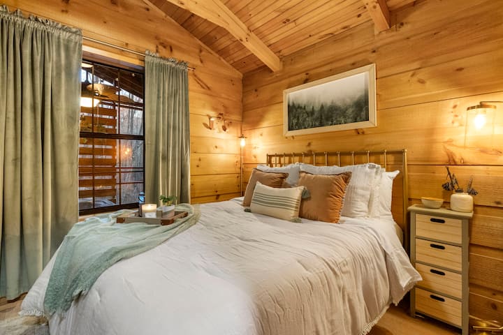 One of the two bedrooms with a queen size bed.