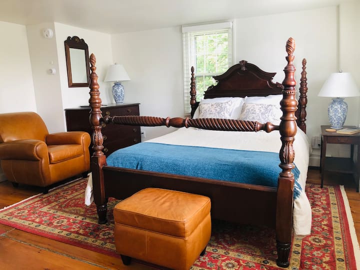 Village colonial with river views & dock access. Townhouses for Rent