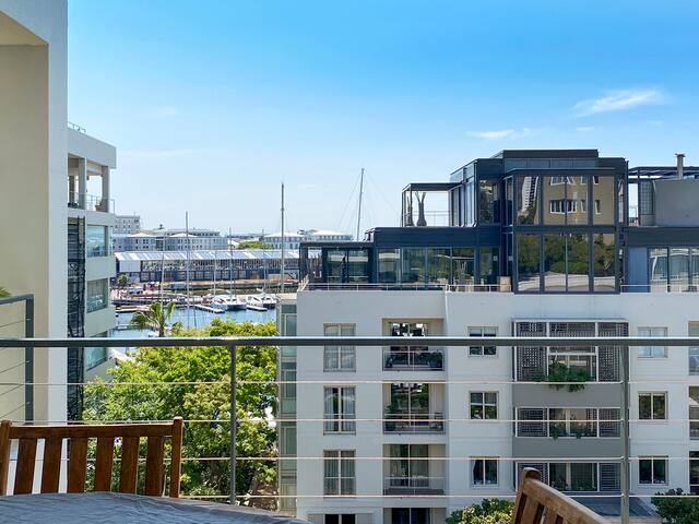 Sunny and spacious at the V&A Marina gallery image 2